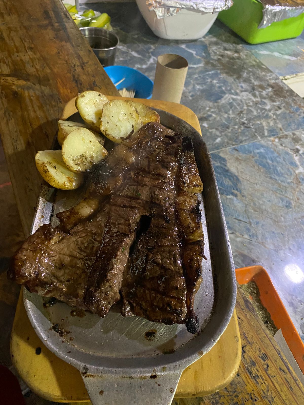 Carne al carbón lista para servir