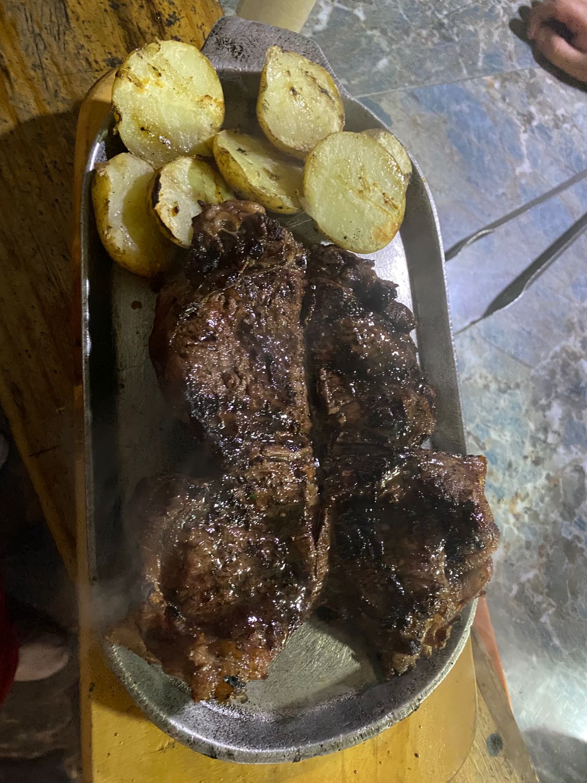 Churrasco con papas al carbón